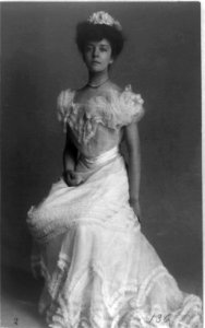 Mrs. Alice (Roosevelt) Longworth, full-length portrait, facing left; wearing ball gown LCCN96514246