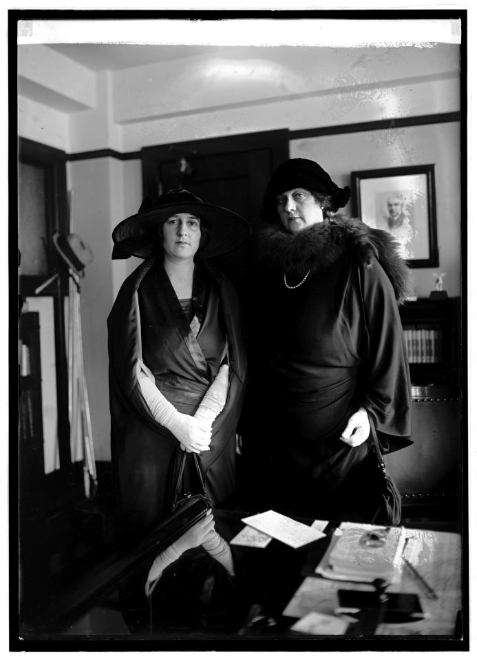 Mrs. Ade Brettville & Mrs. Adolph Spreckels, 10-3-22 LCCN2016846724
