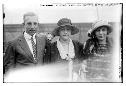 Mr. Sielcken & Mrs. Jos. Schwartz & Miss Sielcken LCCN2014716347