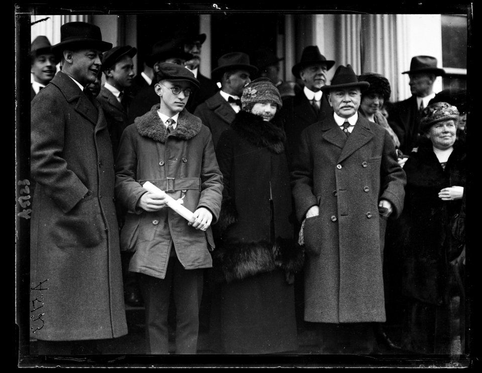 Mrs. Anne Rogers (...) of Sterling, Colo. and J.S. Loomis of Limerick, N.Y., are presented with diploma by Pres. Harding. Mrs. Rogers for writing the best safety lesson and Mr. Loomis for LCCN2016891901