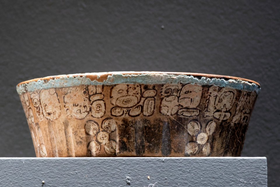 Maya bowl painted with glyphs and flowers Soleil de nuit lot3
