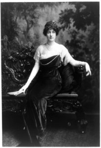 Mrs. Archer Huntington, full-length portrait, seated, facing right LCCN97503110