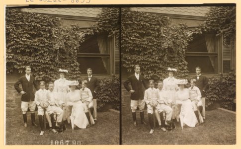 Mrs. and Mrs. Theodore Roosevelt and family LCCN2009631452