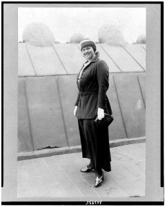 Mrs. Bartlett Boder, one of first American women to drive an ambulance in European War, full-length portrait, standing, facing left LCCN91794415