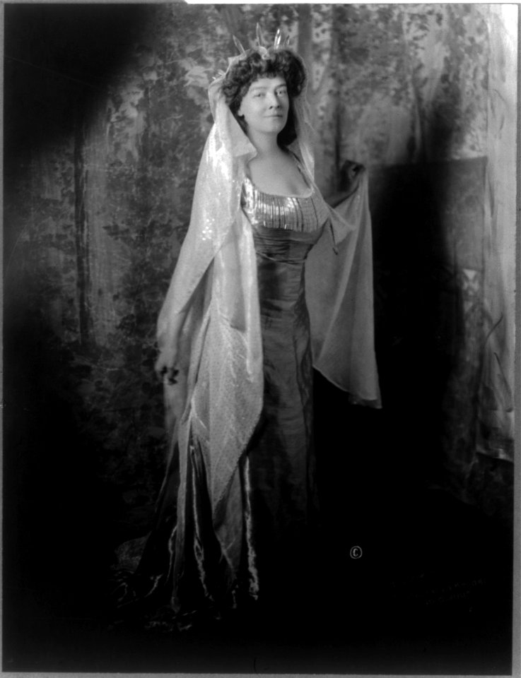 Mrs. Carolyn Foster Stickney, full-length portrait, standing, facing right, dressed as Lady Liberty for the Jekyll Island Club costume ball, January 16, 1911 LCCN96524538