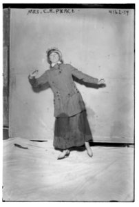 Mrs. C.R. Pierce (ice skating) LCCN2014704210