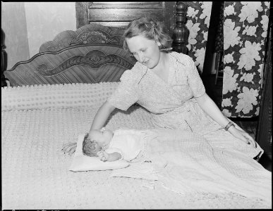 Mrs. Carl Ruth and her baby. Black Mountain Corporation, 30-31 Mines, Kenvir, Harlan County, Kentucky. - NARA - 541279