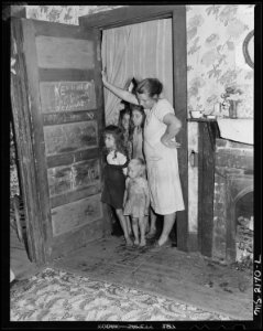 Mrs. Ceph Holland, wife of a miner, with four of her six children in the doorway. Fox Ridge Mining Company, Inc.... - NARA - 541155