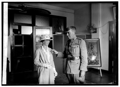 Mrs. Claudio Geary & Genl. Lejeune, 8-16-22 LCCN2016846612