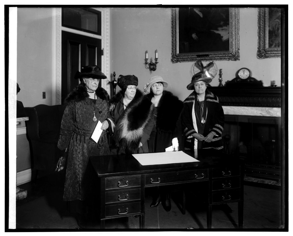 Mrs. Chas. Summer Bird, Mrs. K.P. Edson, Mrs. Thos. G. Winter, Miss. Eleanor Franier Egan, 11-9-21 LCCN2016852440