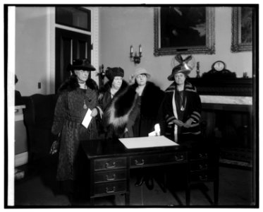 Mrs. Chas. Summer Bird, Mrs. K.P. Edson, Mrs. Thos. G. Winter, Miss. Eleanor Franier Egan, 11-9-21 LCCN2016852440