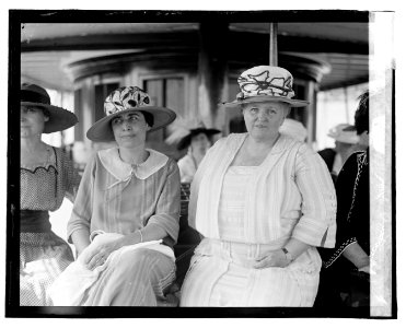 Mrs. Coolidge & Mrs. DuPont, (7-11-22) LOC npcc.06669