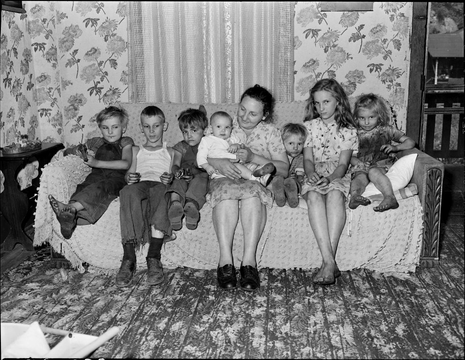 Mrs. Clabe Hicks and seven of her eight children - NARA - 541045