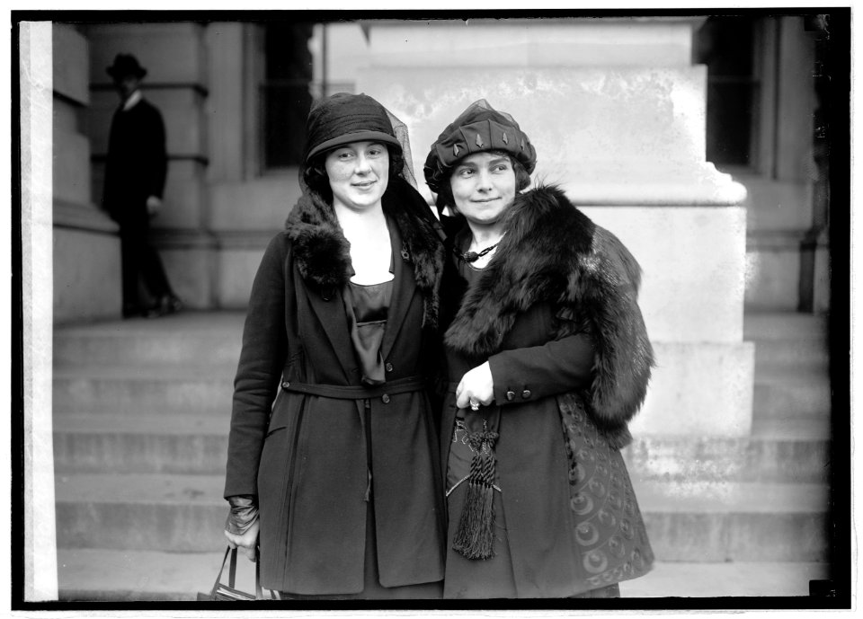 Mrs. Ed. Chambers & Mrs. Sid Hatchfield, 10-25-21 LCCN2016845763