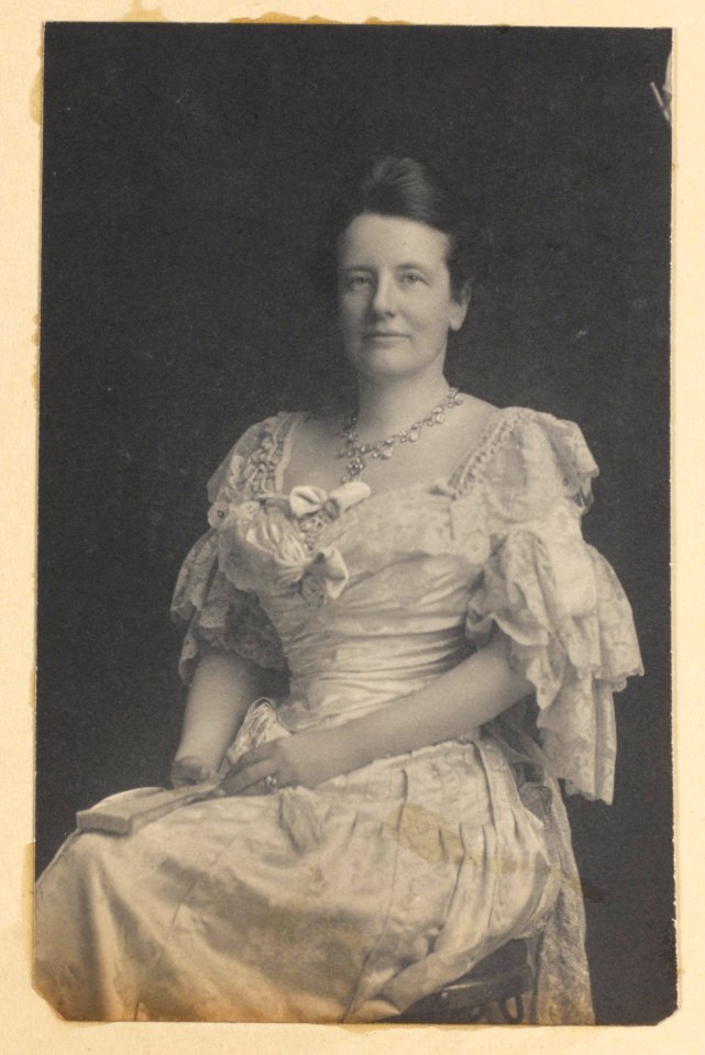 Mrs. Edith Kermit Carow Roosevelt, three-quarter length portrait, seated slightly left, facing front LCCN2013651078