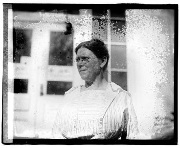 Mrs. Clears, Mgr. Red Cross cafeteria LCCN2016819875