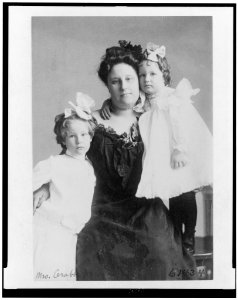 Mrs. Crabbe with two girls LCCN95510373