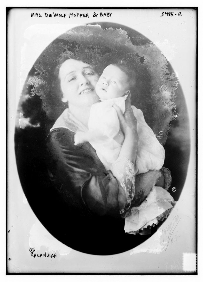 Mrs. De Wolf Hopper and baby LCCN2014699086