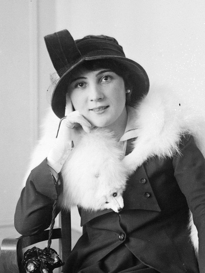 Mrs. Earl Carroll LCCN2014703057 (cropped)