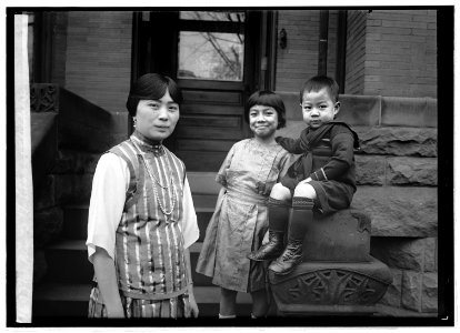 Mrs. G.T. Chao & children, (11-26-21) LCCN2016845857