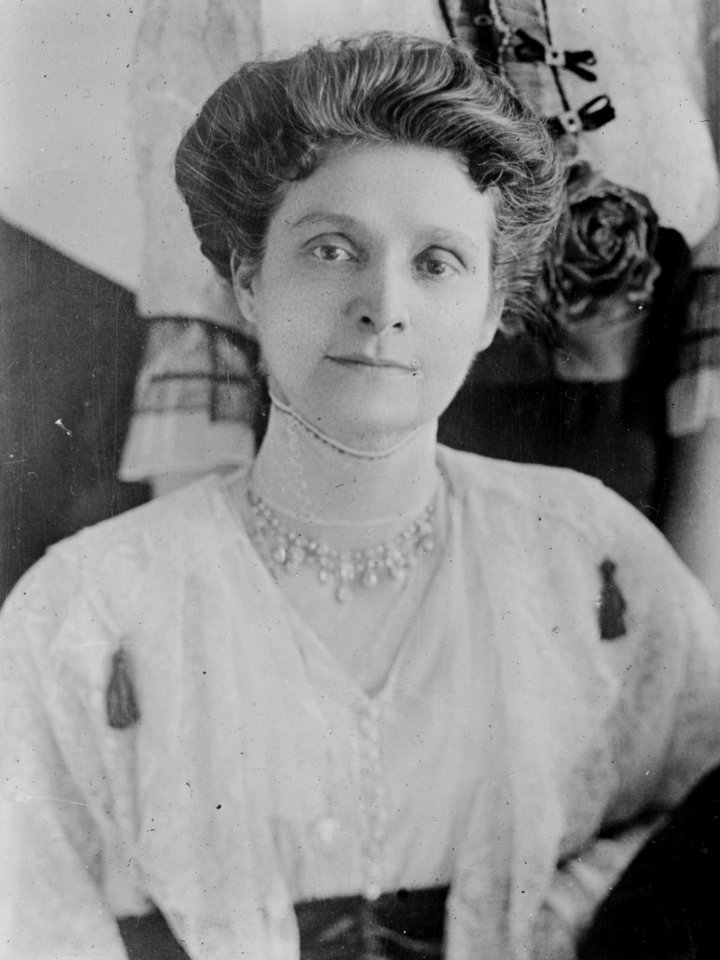 Mrs. C. E. Hughes LCCN2014701720 (cropped)