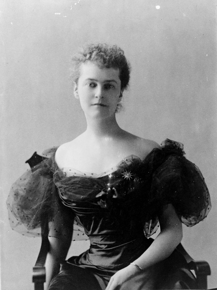 Mrs. Elizabeth Cameron, half-length portrait, seated, facing front LCCN99472305 (cropped)