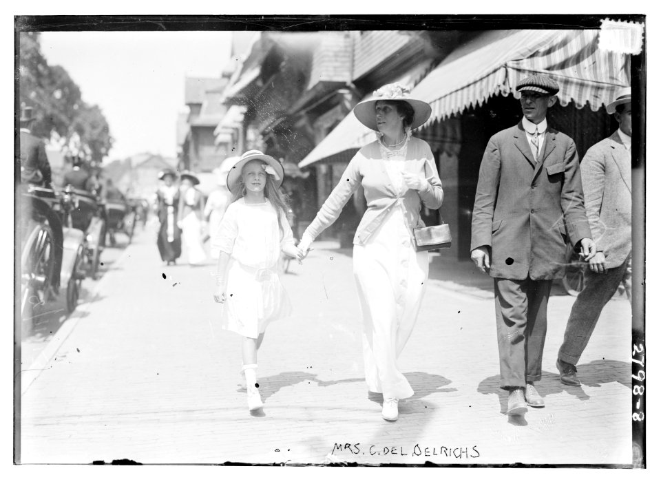 Mrs. Gertrude Pinchot, wife of Amos Pinchot with her daughter Rosamund LCCN2014693927