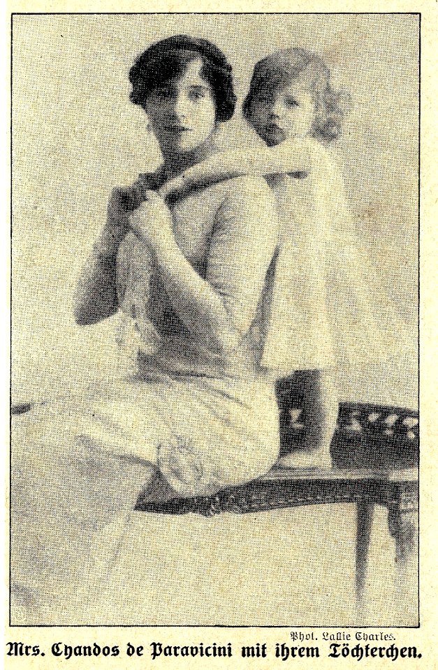 Mrs. Chandos de Paravicini mit ihrem Töchterchen, 1913