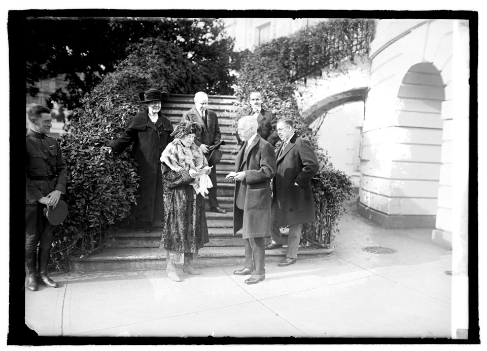 Mrs. Harding & A.W. Mellon, 12-20-21 LCCN2016845899