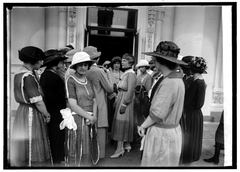 Mrs. Harding & Phi Mu sorority, 6-27-22 LCCN2016846499