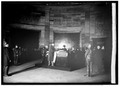 Mrs. Harding at Bier of Unknown soldier, (11-9-21) LCCN2016845817