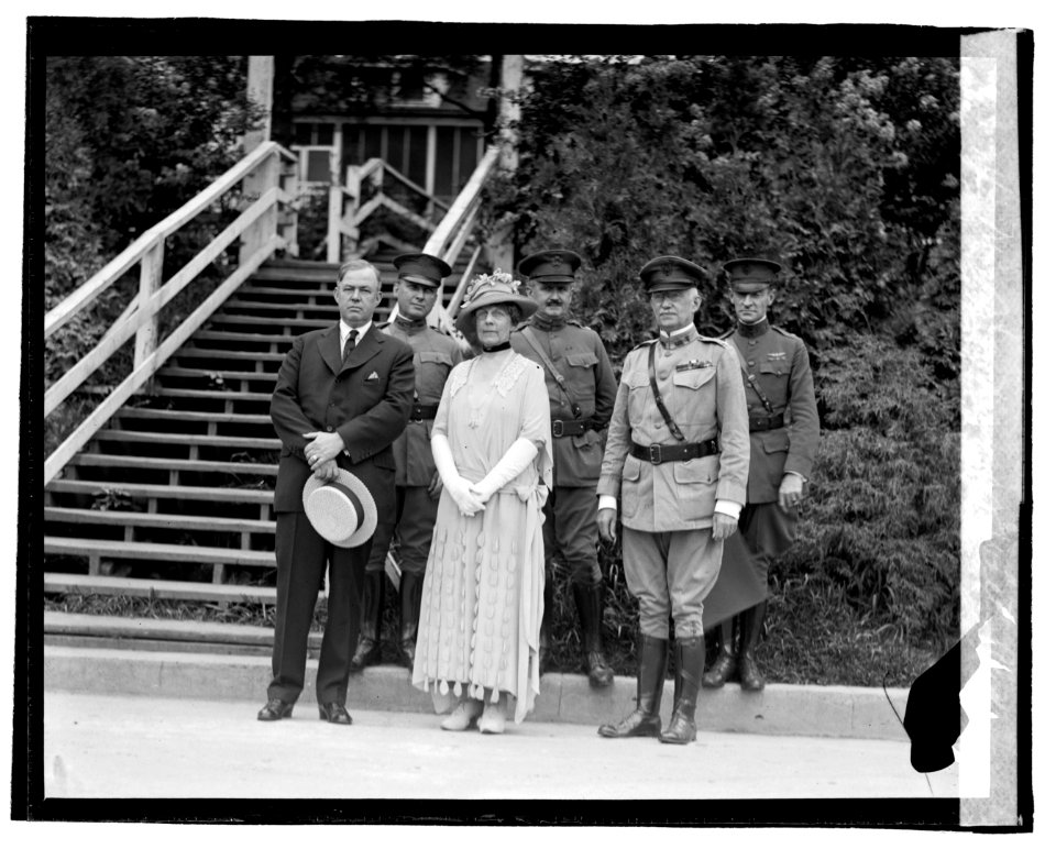 Mrs. Harding at Walter Reed, (7-26-22) LOC npcc.06735