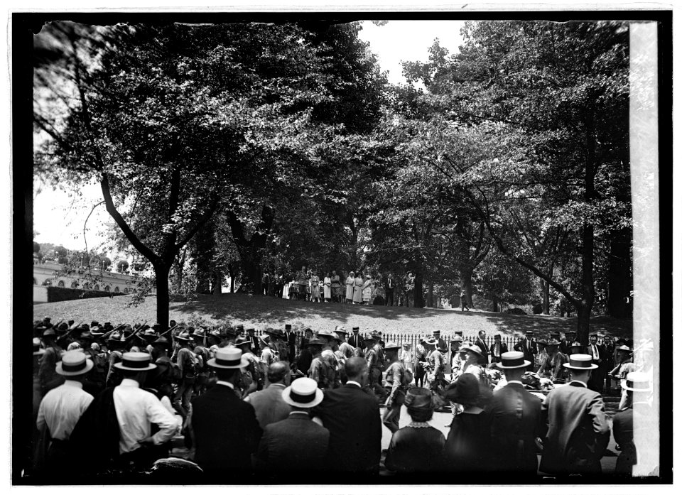 Mrs. Harding receiving Marines, (7-12-22) LCCN2016846552