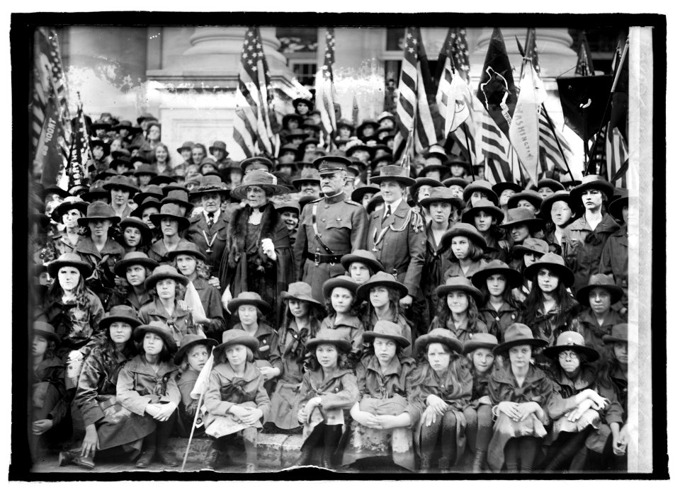 Mrs. Harding, Gen'l Pershing, Mrs. Benedict Crowell, (5-7-21) LCCN2016845296