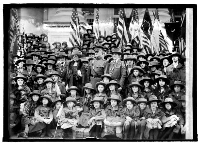 Mrs. Harding, Gen'l Pershing, Mrs. Benedict Crowell, (5-7-21) LCCN2016845296