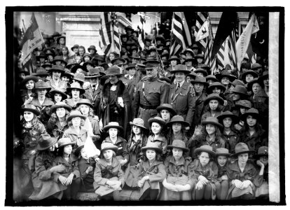 Mrs. Harding, Gen'l Pershing, Mrs. Benedict Crowell, 5-7-21 LCCN2016845298