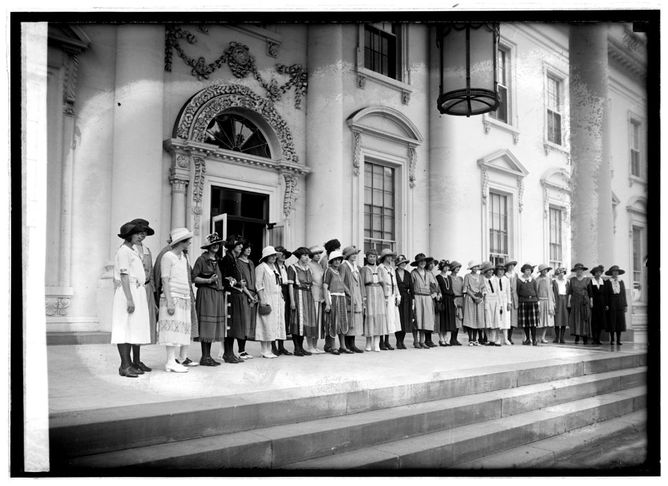 Mrs. Harding & Phi Mu sorority, (6-27-22) LCCN2016846500