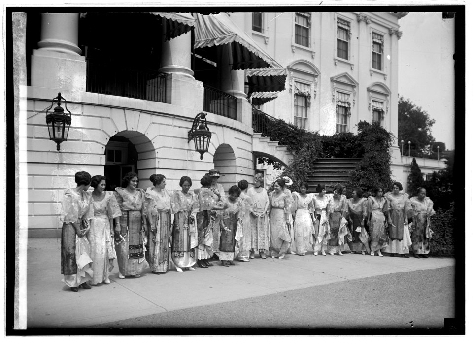 Mrs. Harding & Phillippine ladies, 6-19-22 LCCN2016846524