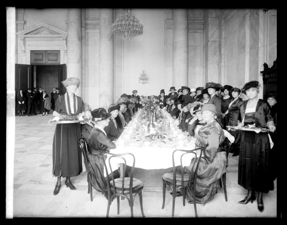 Mrs. Harding at Senate ladies tea, 12-7-20 LCCN2016852367