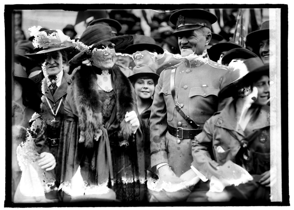 Mrs. Harding, Gen'l Pershing, Mrs. Benedict Crowell, (5-7-21) LCCN2016845297