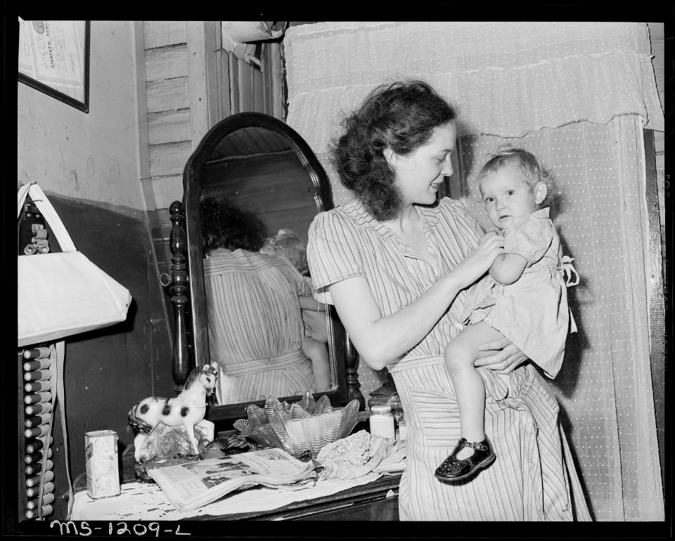 Mrs. D.C. Bennett with her child, she is the ninteen year old wife of sixty three year old miner. Kingston Pocahontas... - NARA - 540728