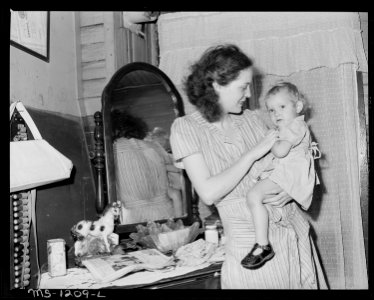 Mrs. D.C. Bennett with her child, she is the ninteen year old wife of sixty three year old miner. Kingston Pocahontas... - NARA - 540728
