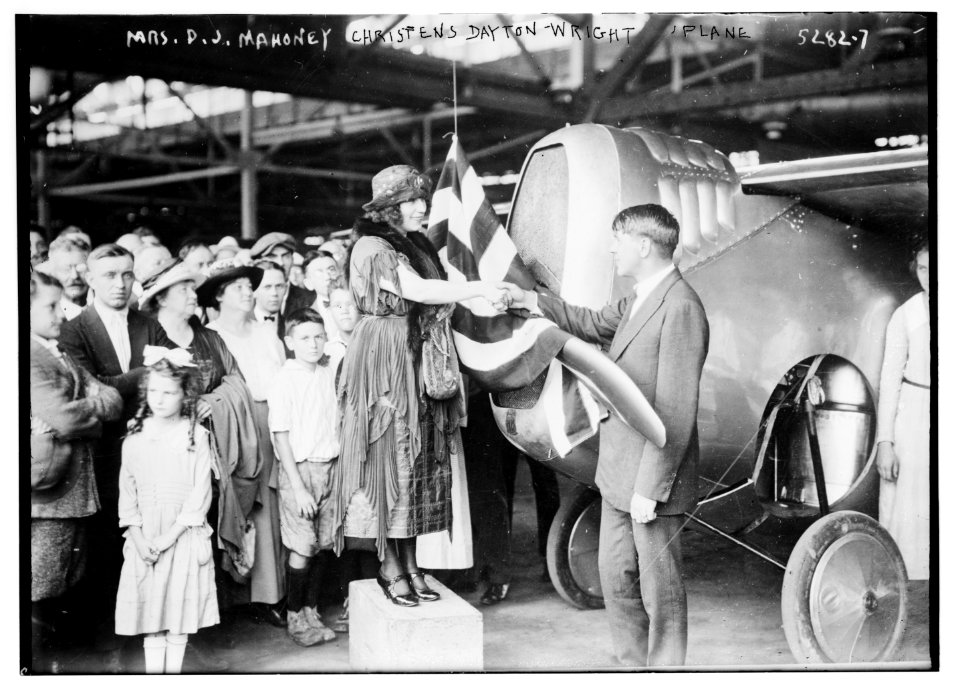 Mrs. D.J. Mahoney, Christens Dayton - Wright plane LCCN2014711311