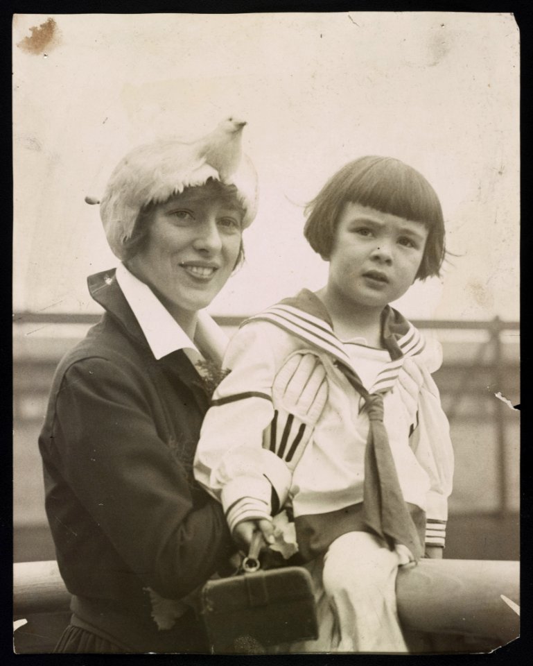 Mrs. Harry K. Thaw, Evelyn Nesbit-Thaw, & child LCCN2017648772