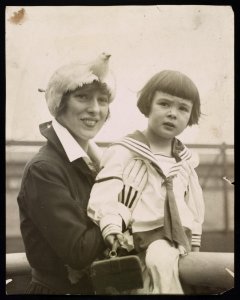 Mrs. Harry K. Thaw, Evelyn Nesbit-Thaw, & child LCCN2017648772 photo