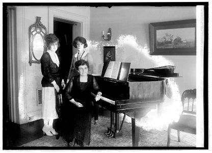 Mrs. Howard Sutherland & daughters, 8-22-21 LCCN2016845601