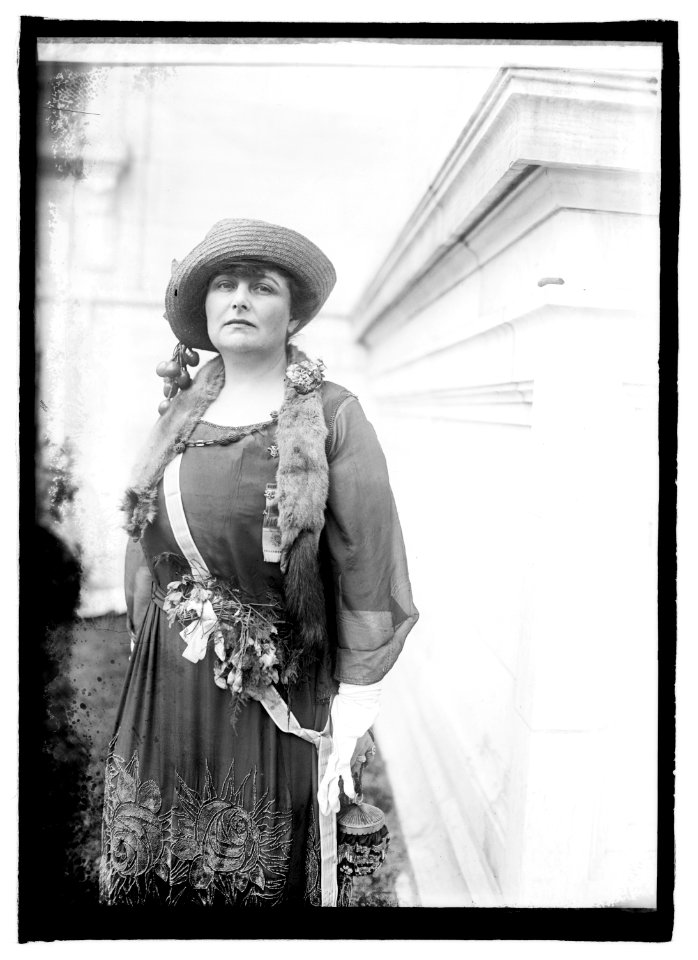 Mrs. E.G. Sewell, 4-17-22 LCCN2016846290