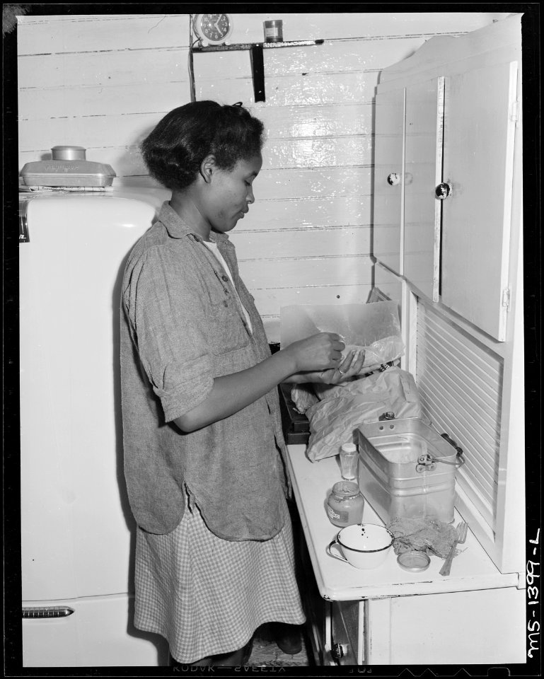 Mrs. James Robert Howard packs her husband's lunch. Gilliam Coal and Coke Company, Gilliam Mine, Gilliam, McDowell... - NARA - 540780