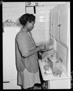 Mrs. James Robert Howard packs her husband's lunch. Gilliam Coal and Coke Company, Gilliam Mine, Gilliam, McDowell... - NARA - 540780
