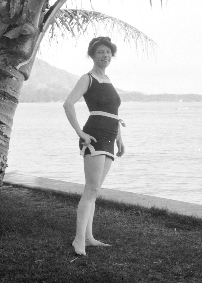 Mrs. Jack London by the beach, Genthe LCCN2018710857 (cropped)